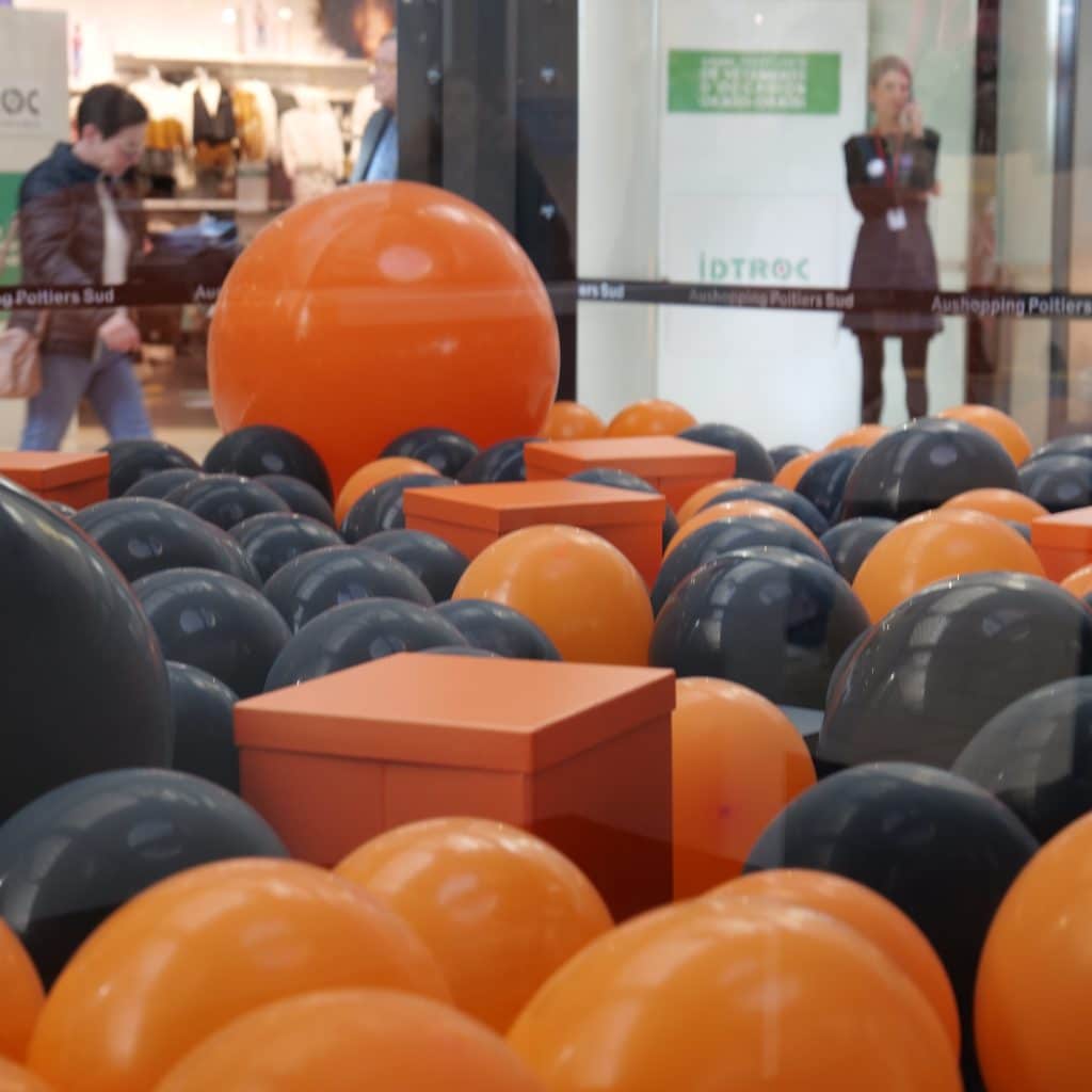 Animation Attrape Cadeaux Black friday – machine à pince géante centre commercial – collecte data – Agence Maven