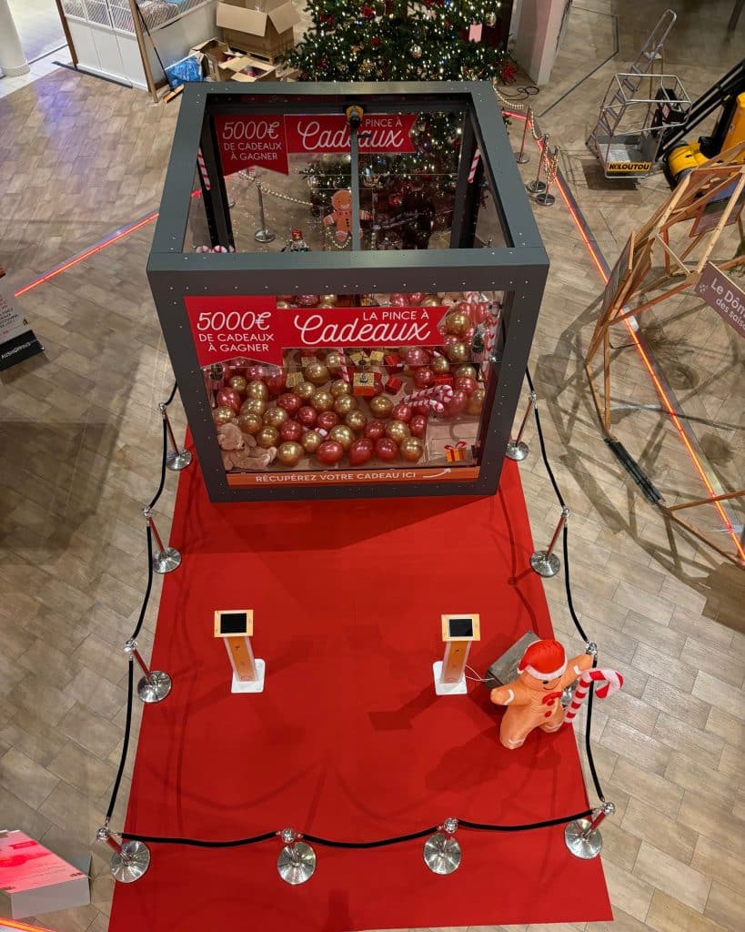 Animation Attrape Cadeaux Noël – vue aérienne centre commercial – collecte data – Agence Maven