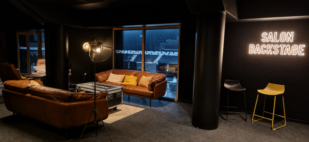Branding et identité visuelle Arena Futuroscope Poitiers - Salon backstage - Agence Maven