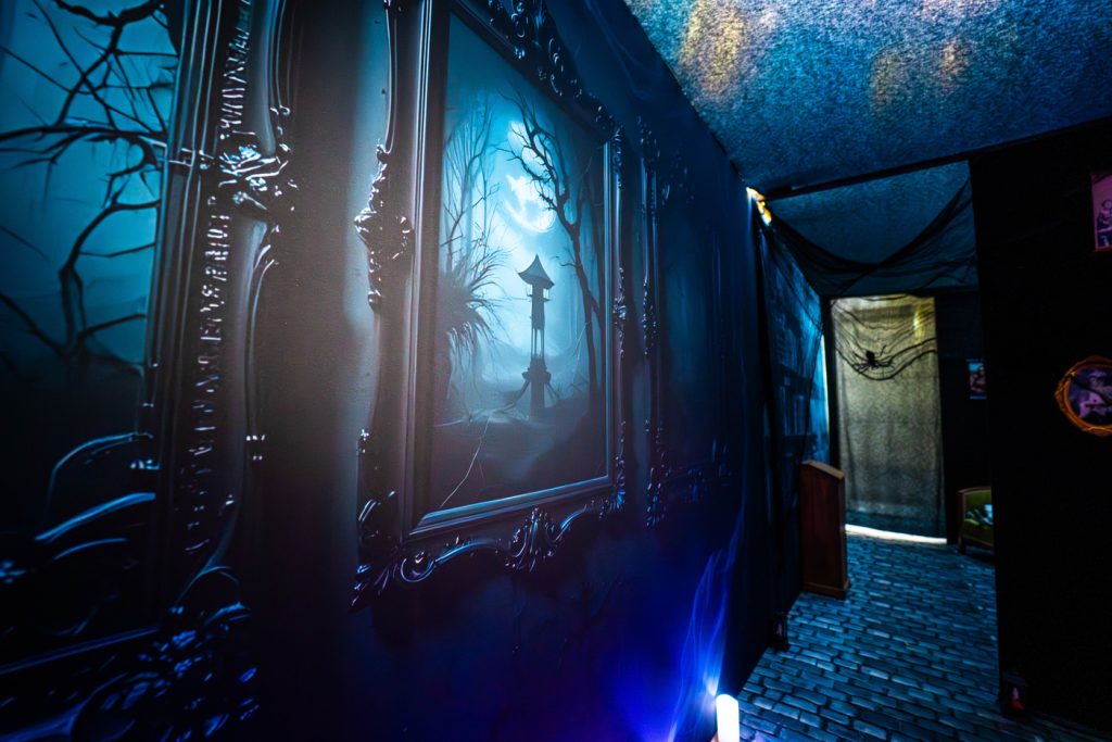 Animation Halloween centre commercial - Manoir des Secrets – décor immersif – Agence Maven