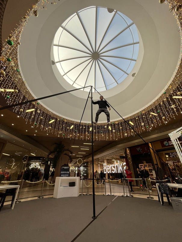 Animation Noël centre commercial – décor et spectacle – Cirque de Noël - Agence Maven