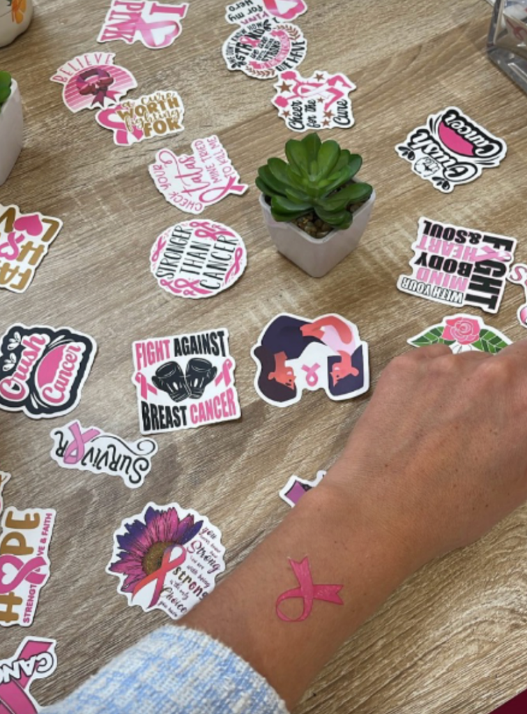 Animation Octobre Rose centre commercial – opération solidaire – Tatoo bar - Agence Maven