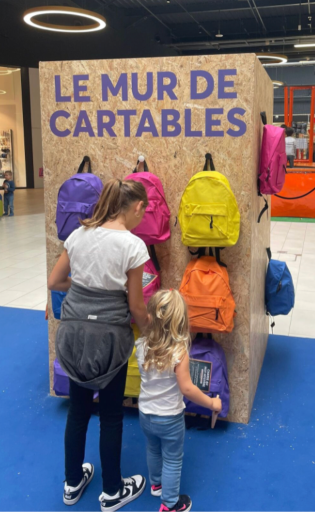 Animation rentrée scolaire centre commercial – activation saisonnière - Mur de cartables – Agence Maven