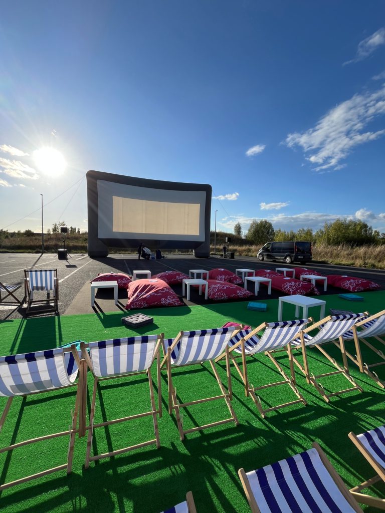 Animation été centre commercial – activation saisonnière outdoor – cinéma plein air - Agence Maven